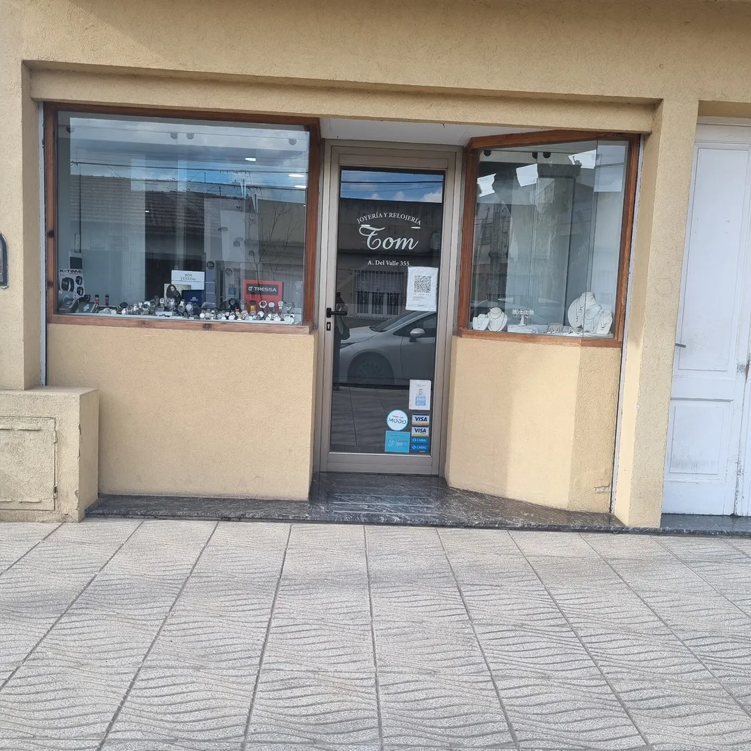 Frente de Joyería y Relojería Tom, en Del Valle 355, Pehuajó