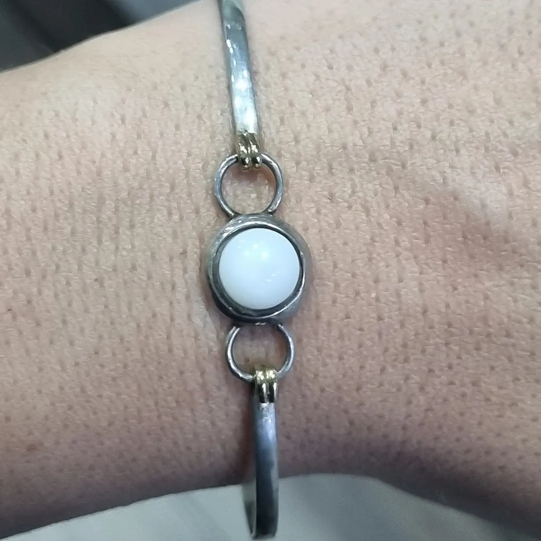 Pulsera rígida con piedra